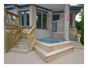 Outdoor spa tub - Rustic Mountainside Chalet - Unit 902 (The Blue Mountains)