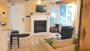Family Condo, 1 Queen Bed with Sofa bed, Non Smoking, Mountainside | Iron/ironing board, WiFi (free), bed sheets - Rustic Mountainside Chalet - Unit 902 (The Blue Mountains)
