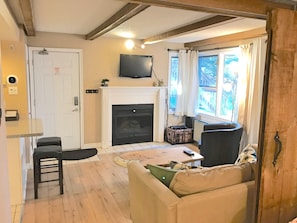 Family Condo, 1 Queen Bed with Sofa bed, Non Smoking, Mountainside | Iron/ironing board, free WiFi, bed sheets - Rustic Mountainside Chalet - Unit 902 (The Blue Mountains)