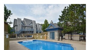 Seasonal outdoor pool - Rustic Mountainside Chalet - Unit 902 (The Blue Mountains)