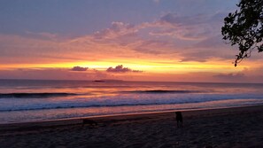 Di pantai, payung pantai, dan handuk pantai
