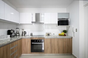 Fridge, microwave, coffee/tea maker, cookware/dishes/utensils - UR Place Rentals -2Bdrm Canvas Miraflore (Lima)