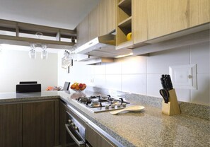 Refrigerador, microondas, cafetera/tetera, utensilios de cocina