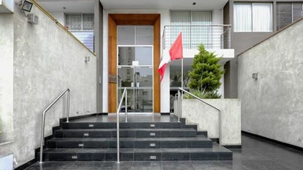 Fachada moderna de un edificio con una escalera que lleva al segundo piso.