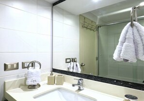 Apartment, 2 Bedrooms | Bathroom | Shower - UR Place Rentals - Av Arequipa Miraflore (Lima)