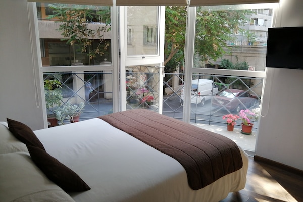 Cofres nos quartos, cortinas blackout, quartos à prova de som