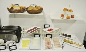 Breakfast buffet - Hotel Elisa Cole (Santiago)