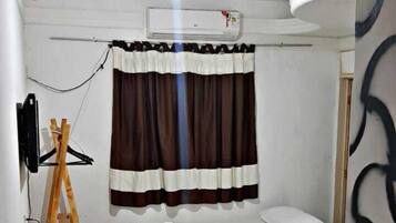 Quarto quádruplo standard | 1 quarto, frigobar, ferros/tábuas de passar roupa, Wi-Fi de cortesia