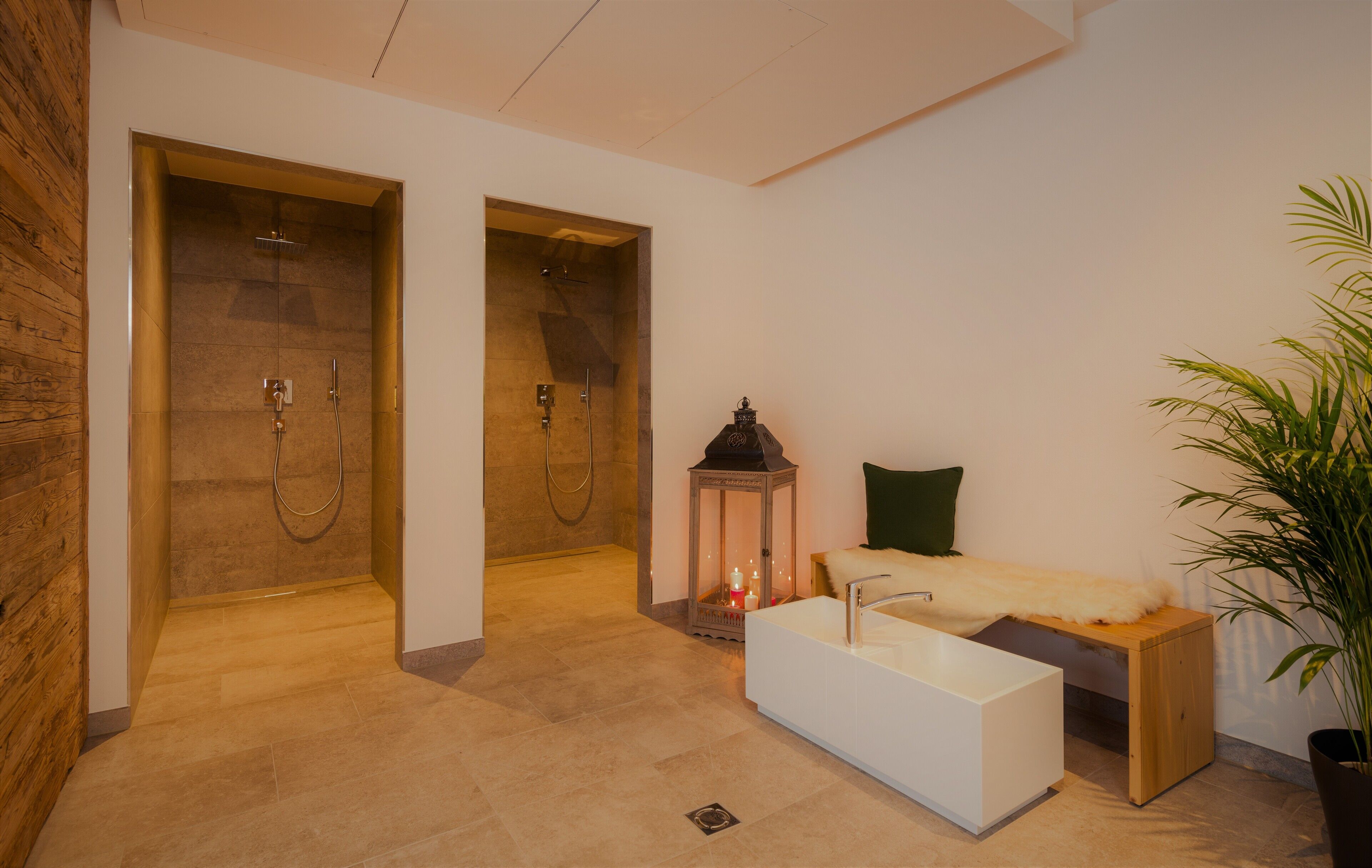 Une salle de bain moderne avec une baignoire sur pieds, des éléments décoratifs en bois et un coussin vert posé sur un banc.
