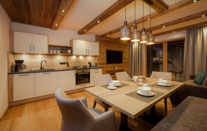 Full-size fridge, microwave, oven, stovetop - NATURPARKGUT - alpdeluxe Apartments (Holzgau)