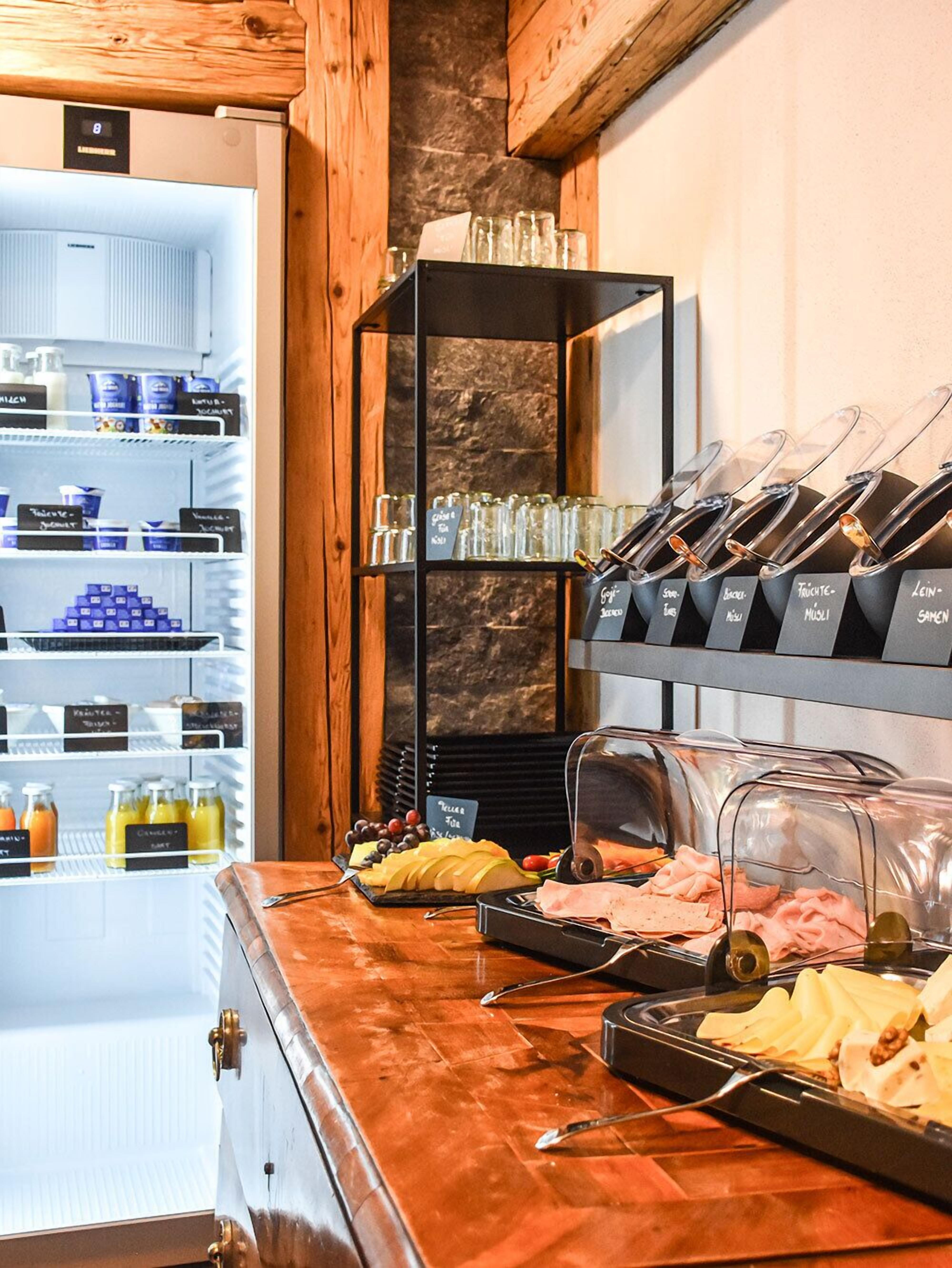 Sarapan ala kontinental setiap hari (EUR 12 per orang)