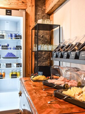 Un bufé de desayuno con diversas opciones de comida y bebidas.
