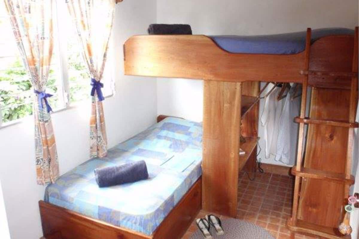 Dormitorio condiviso Basic, 2 letti singoli, non fumatori | Una cassaforte in camera, Wi-Fi gratuito
