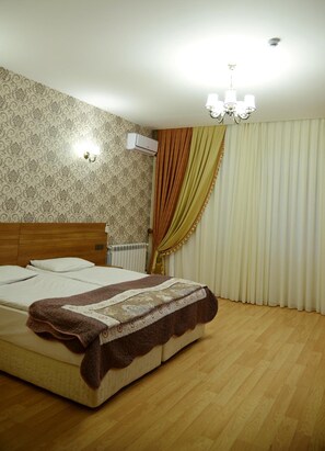 Cortinas blackout, tabla de planchar con plancha y wifi gratis 