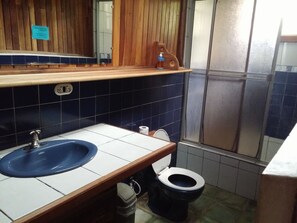 Double Room, 2 Twin Beds, Non Smoking | Bathroom | Shower