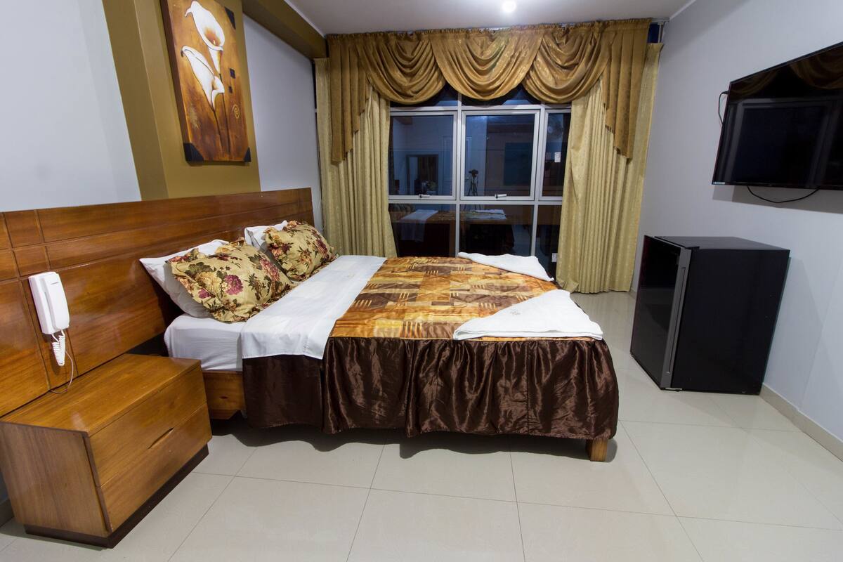 Executive Double Room, 1 Queen Bed, Private Bathroom | WiFi (free), bed sheets
