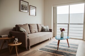 Apartment, 1 Schlafzimmer | Wohnbereich | 42-Zoll-Smart-TV mit Digitalempfang, Fernseher