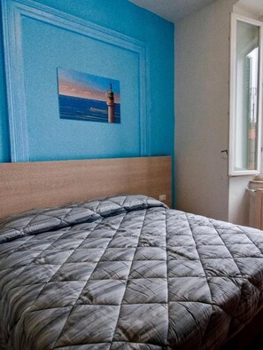 Hochwertige Bettwaren, Schreibtisch, schallisolierte Zimmer