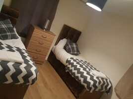 Apartamento premium, 2 quartos, cozinha | Ferros/tábuas de passar roupa, Wi-Fi de cortesia, roupa de cama