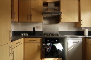 Fridge, microwave, oven, stovetop - Canaan Apartments chelmsford (Chelmsford)