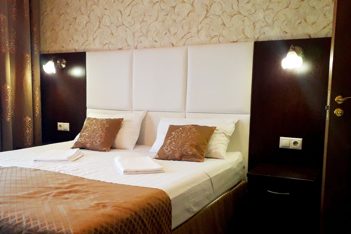 Camera Exclusive con letto matrimoniale o 2 letti singoli, 1 letto king, non fumatori | 1 camera, biancheria da letto di alta qualità, minibar, una scrivania