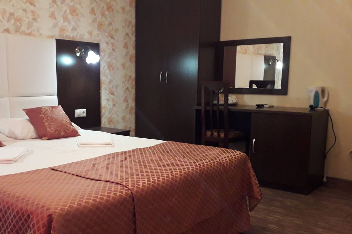 Quadrupla Deluxe, 1 letto king con divano letto, non fumatori, vista montagna | 1 camera, biancheria da letto di alta qualità, minibar, una scrivania