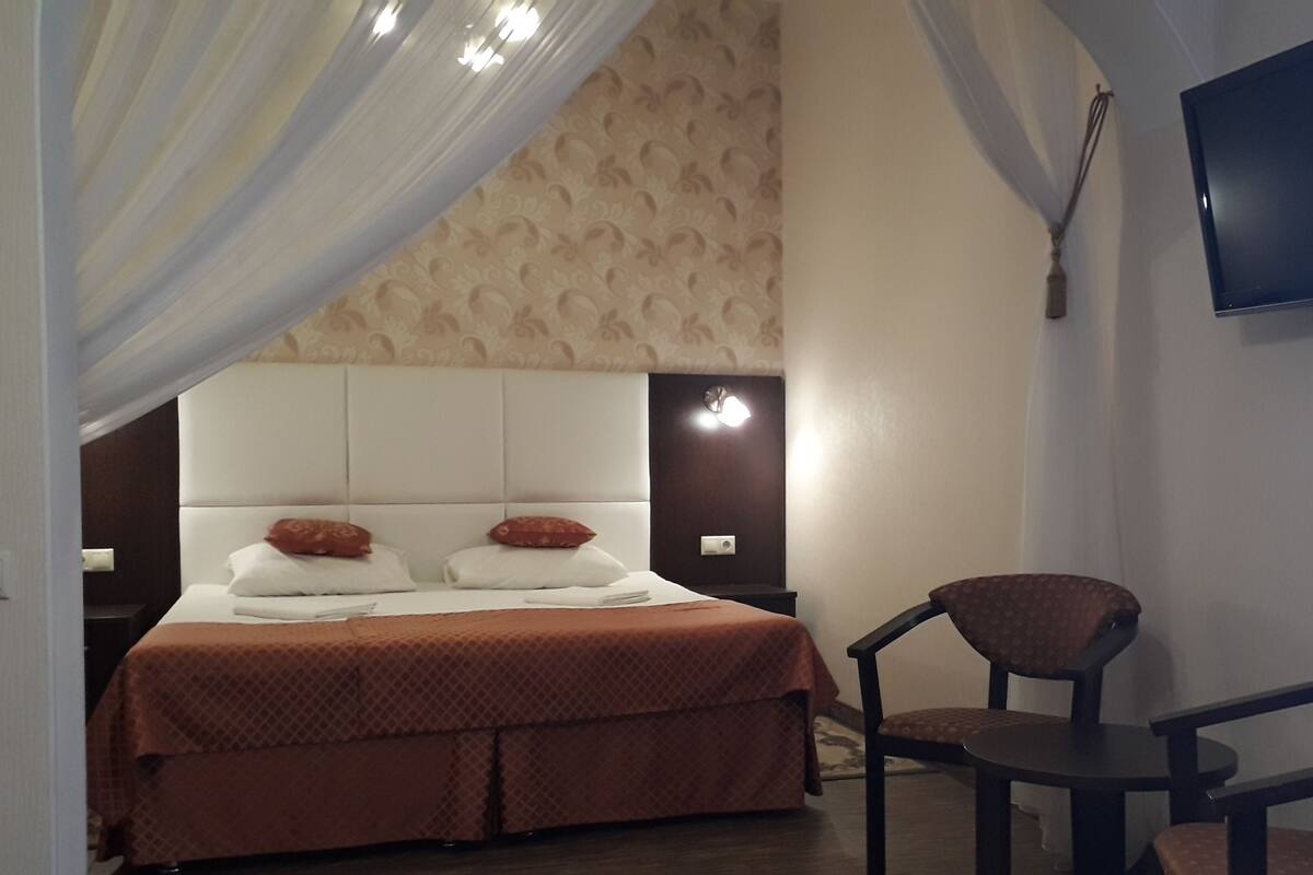 Quadrupla familiare, 1 letto king con divano letto, non fumatori, vista città | 1 camera, biancheria da letto di alta qualità, minibar, una scrivania