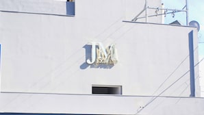 Un edificio con fachada blanca y un logotipo que dice "JM EXPRESS".