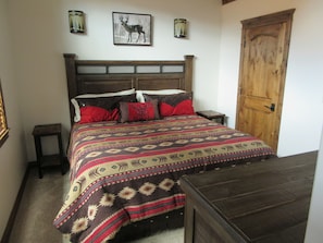 King Room with Kitchen | 6 bedrooms, individually furnished, desk, iron/ironing board - Townhomes on the Green (Afton)