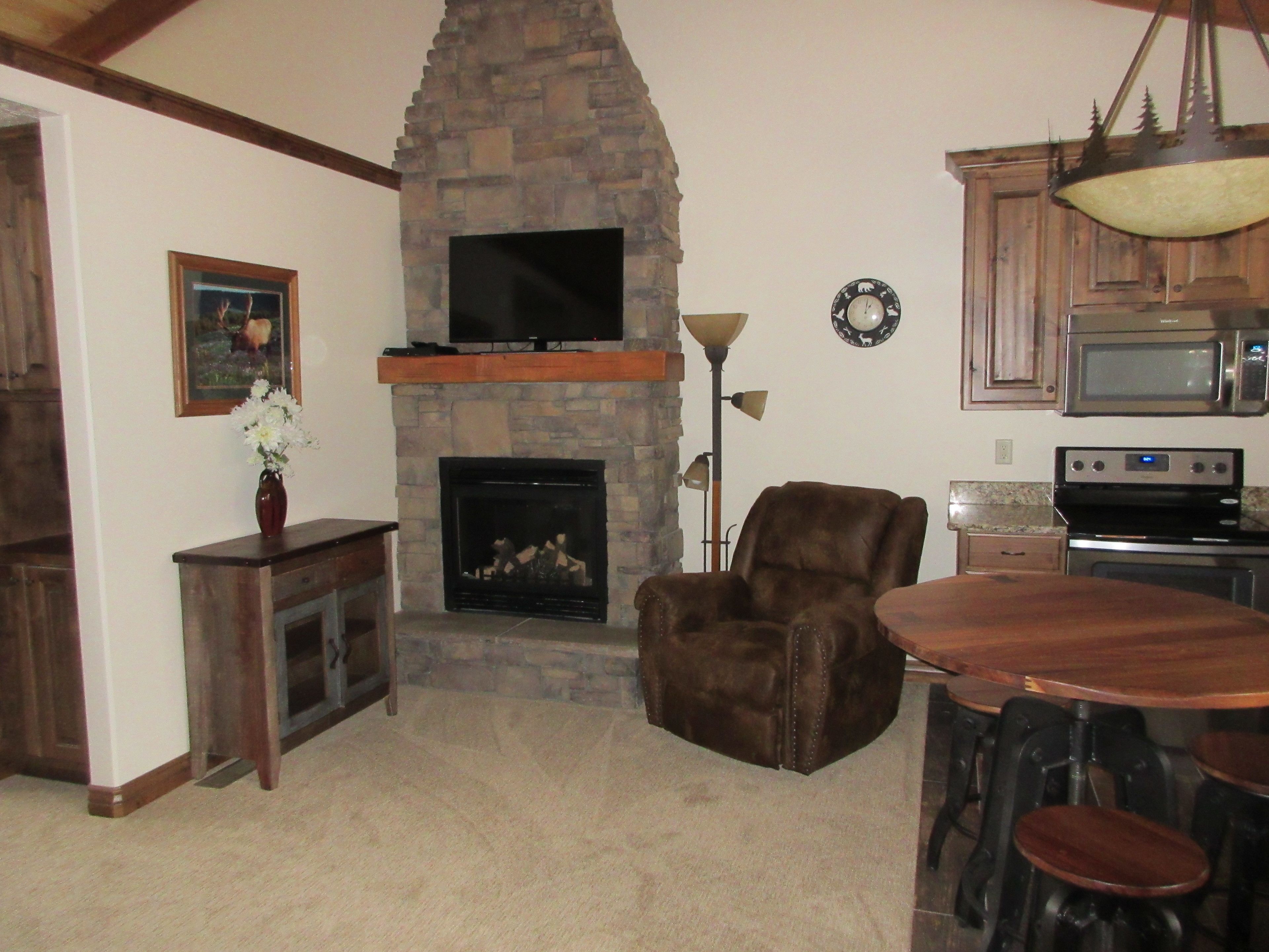 Luxus-Stadtwohnung, 1 King-Bett und Schlafsofa, Blick auf den Golfplatz | Wohnbereich | Flachbildfernseher