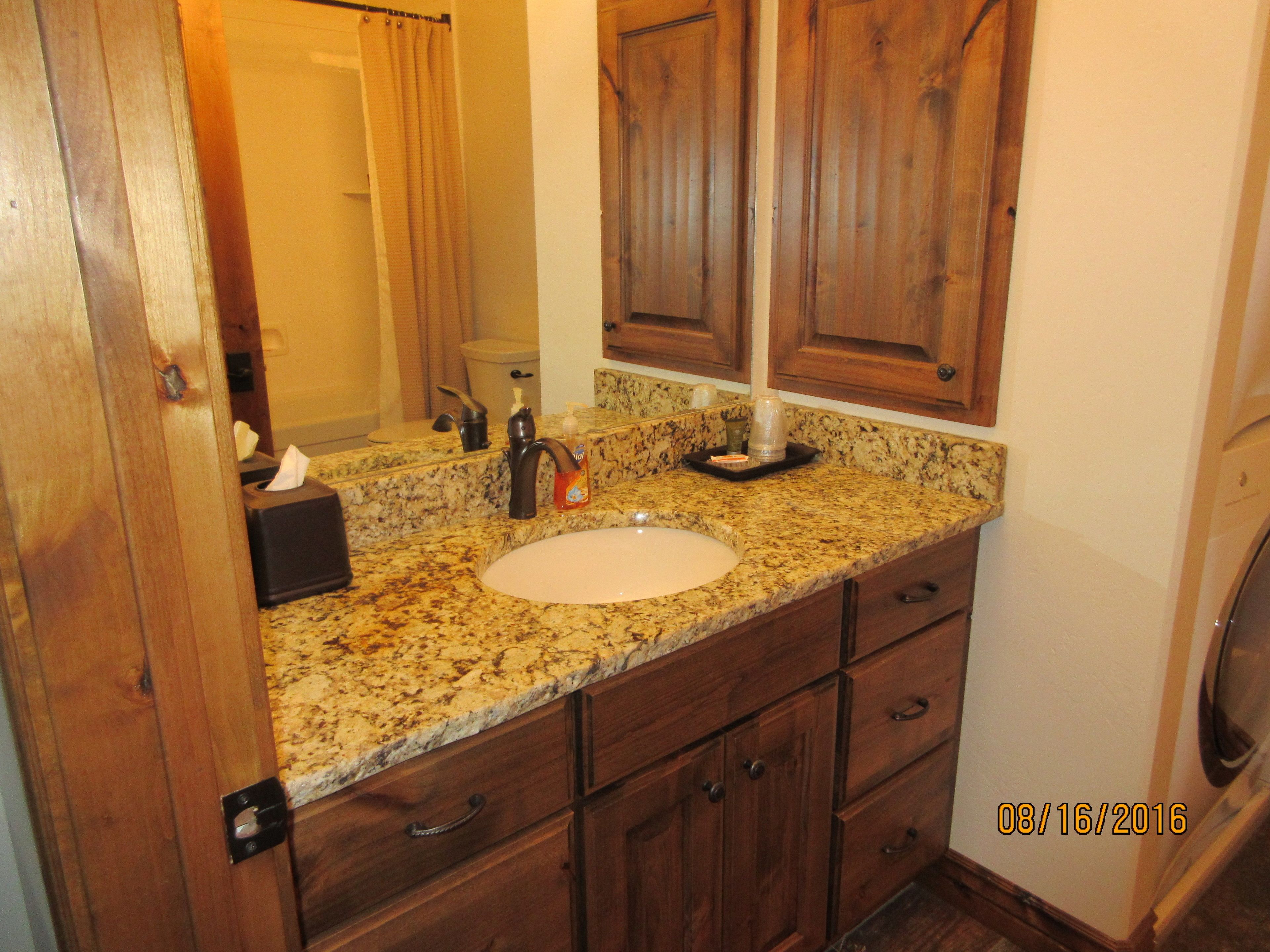 Townhouse – deluxe, 1 kingsize-seng, ikke-røyk, fjellutsikt | Bad | Kombinert dusj/badekar, hårføner og håndklær