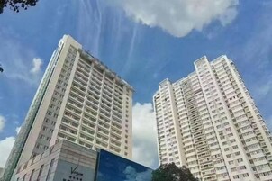 Dos edificios altos con cielo despejado.