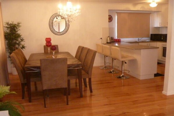 Dining - Cowes Holiday Haven - Property NO.1 (Cowes)