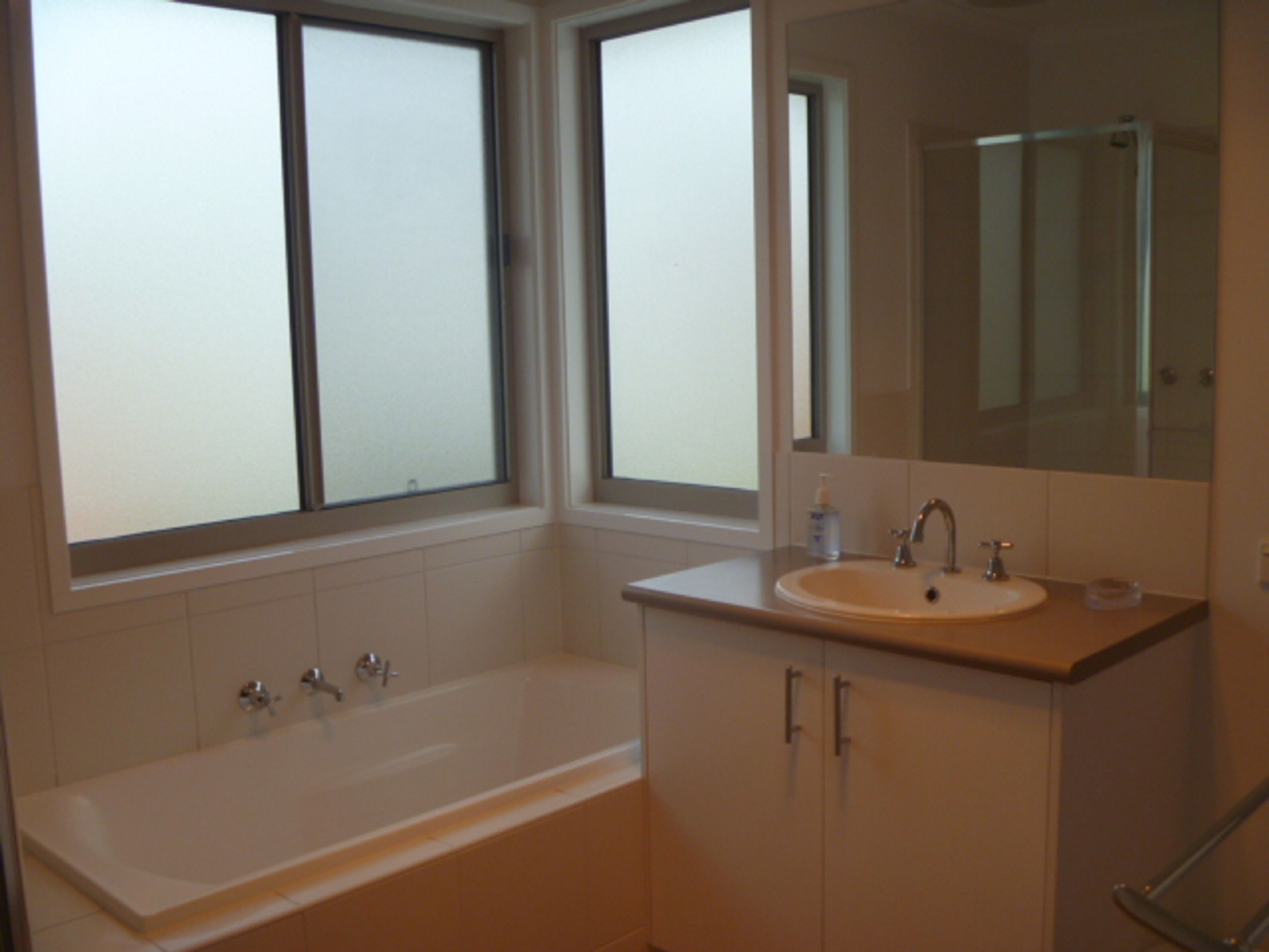 Familiehus, 5 soverom, 2 bad | Bad | Separat badekar og dusj