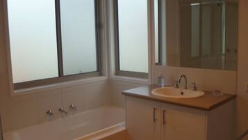 Familiehus, 5 soverom, 2 bad | Bad | Separat badekar og dusj