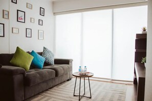 Apartment, 1 Schlafzimmer | Wohnbereich | 38-Zoll-Smart-TV mit Kabelempfang, Fernseher