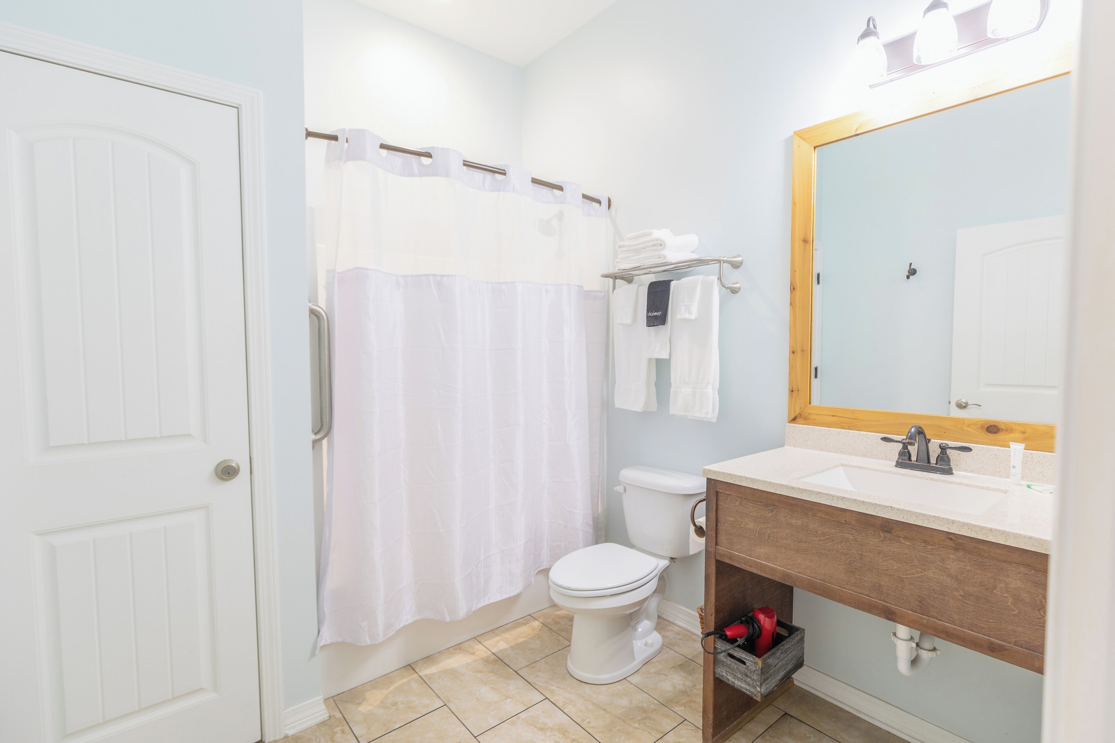 1 bedroom, desk, blackout curtains, soundproofing