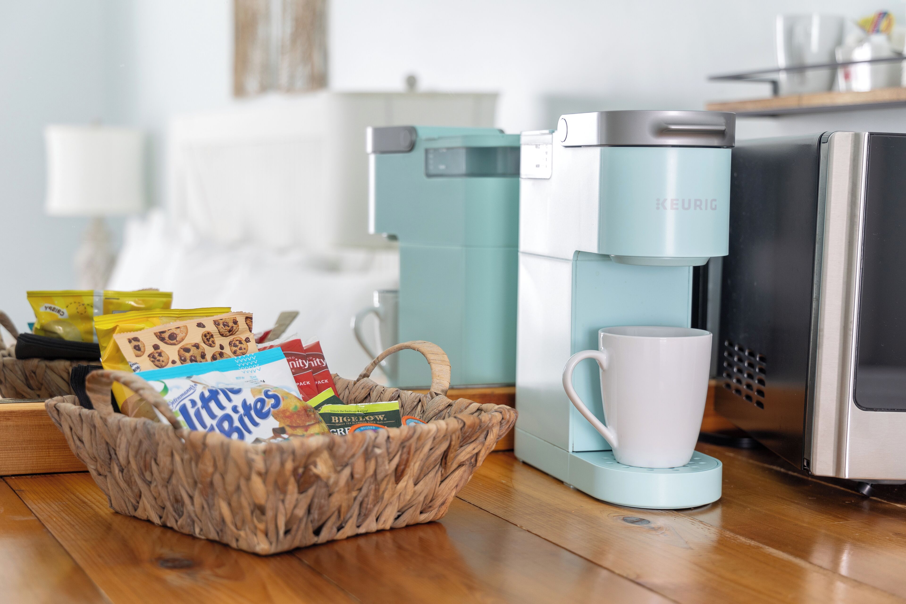 1 bedroom, desk, blackout curtains, soundproofing