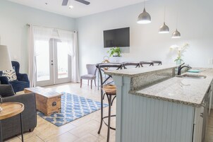 Suíte superior, várias camas, para não fumantes, vista parcial para o oceano | Vista do quarto