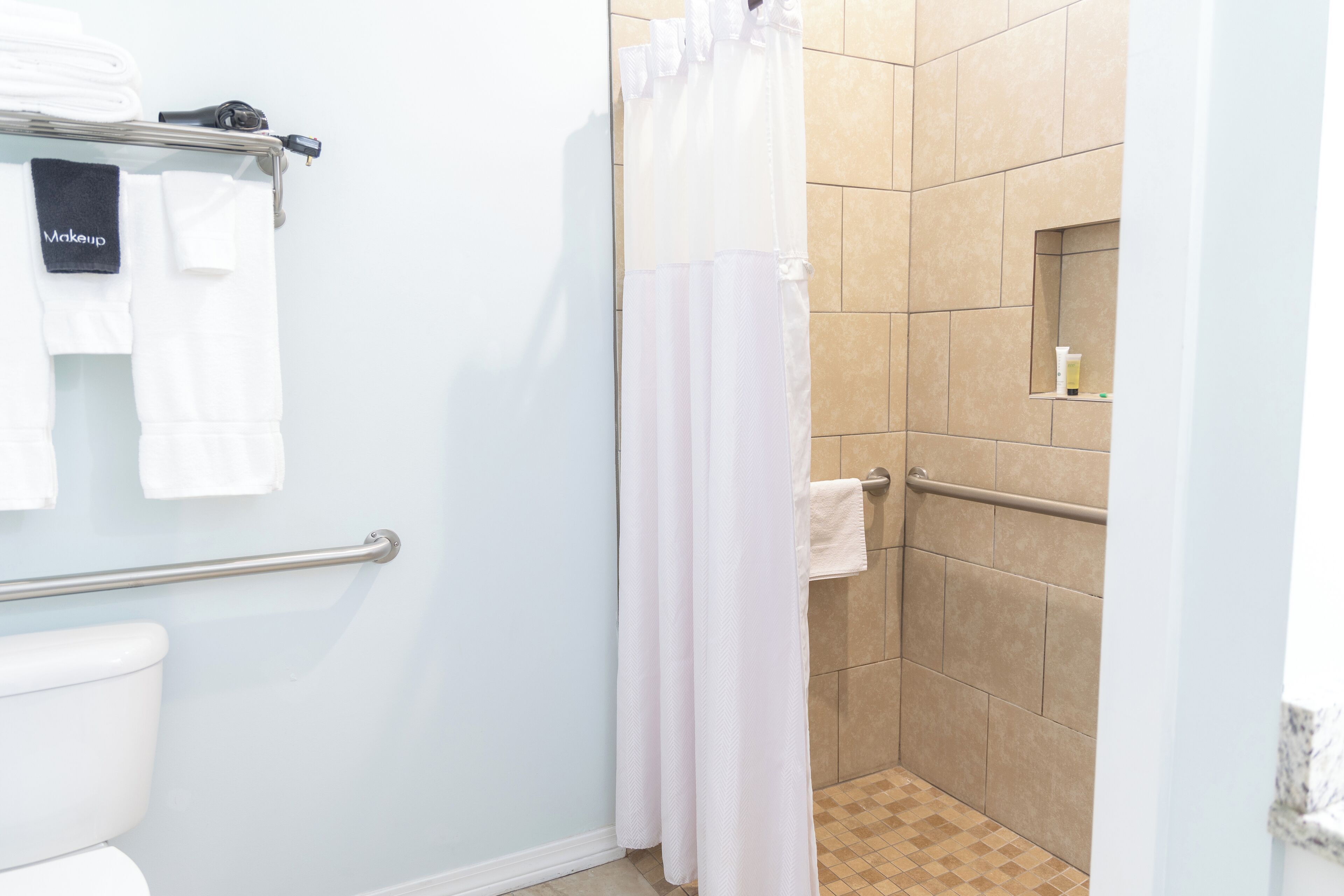 standard double room, 1 king bed, accessible, non smoking | bathroom | free toiletries, hair dryer, towels, soap