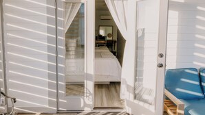 Ein Schlafzimmer mit einem Bett, einem Schreibtisch und einem Stuhl.