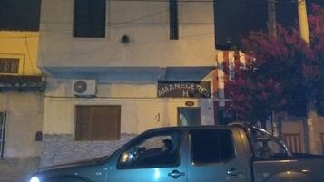 Un edificio con un letrero que dice
