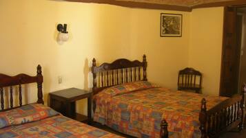 Habitación cuádruple, 2 camas matrimoniales, para no fumadores | Caja de seguridad en la habitación, wifi gratis y ropa de cama