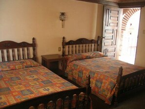 Quarto quádruplo, 2 camas de casal, para não fumantes | Cofres nos quartos, Wi-Fi de cortesia, roupa de cama