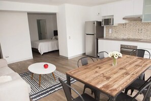 Apartment, 1 Schlafzimmer | Essbereich im Zimmer