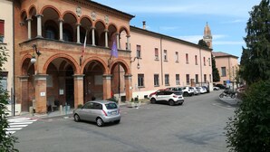A building with a classical architectural style, featuring arched windows and a central entrance. - Villa Gotti Charming Rooms (Bologna)