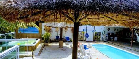 Una piscina al aire libre