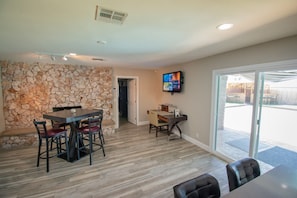 Basic Apartment, 1 Queen Bed, Non Smoking | In-room safe, individually decorated, individually furnished - 5615 Properties (Las Vegas)