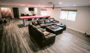 Lobby sitting area - 5615 Properties (Las Vegas)