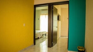 Habitación familiar, 2 habitaciones, balcón, vistas a la ciudad | Escritorio, tabla de planchar con plancha, wifi gratis y ropa de cama